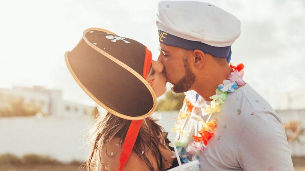 Beijo no carnaval: especialista alerta para riscos e dá dicas de prevenção